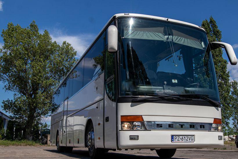 autobus na przystanku