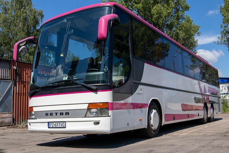 autobus z różowymi wstawkami